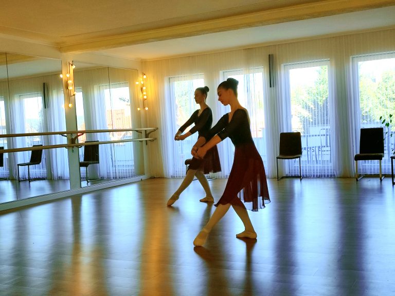 frauen-tanzend-tanzraum-spiegel-ballet